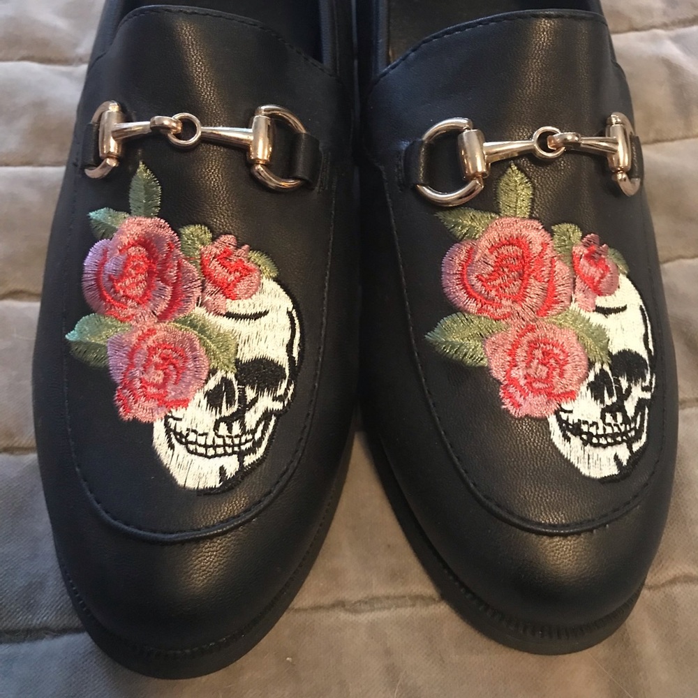 Skull & Roses Loafer - Picture 4 of 5
